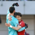 　名古屋とのＰＫ戦を制し、抱き合って喜ぶ岡山・河野（右）とＧＫモーザー＝ＪＦＥス