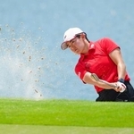 　最終ラウンド、１５番でバンカーショットを放つ岩井明愛。通算７アンダーで８位＝セントーサＧＣ（共同）