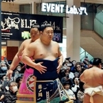 　「グランフロント大阪」で開催された大相撲イベントで、土俵入りする藤ノ川（手前）＝１日、大阪市北区