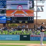 　申告を受け、球場のモニターに投球の通過場所が映し出される様子＝グレンデール（ロイター＝共同）