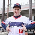 　ロッテとの練習試合を終え、撮影に応じるＷＢＣチェコ代表のハジム監督。ユニホームにはカタカナで国名が入っている＝都城