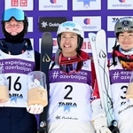 　男子デュアルモーグルで優勝した堀島行真（中央）。右は３位の川岡士真＝たいらスキー場