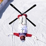 　男子デュアルモーグル準々決勝　エアを決める堀島行真＝たいらスキー場