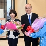 　石川県輪島市長選で無投票での再選が決まった坂口茂氏（右から２人目）＝１日午後、輪島市