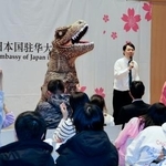 　在中国日本大使館で開かれた「親子恐竜イベント」＝１日、北京市（共同）