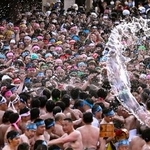 　「国府宮はだか祭」で激しくもみ合う男たち＝１日午後、愛知県稲沢市