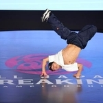 　男子決勝　技を繰り出す半井重幸＝代々木第二体育館