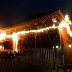 　東大寺二月堂で行われた「お水取り」で、お堂に浮かび上がるたいまつの炎＝１日夜、奈良市（多重露光）