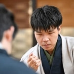 　将棋の第５１期棋王戦コナミグループ杯５番勝負第３局で、藤井聡太棋王（手前）を破った増田康宏八段＝１日午後、新潟市