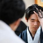 　将棋の第５１期棋王戦コナミグループ杯５番勝負第３局で、増田康宏八段（手前）に敗れた藤井聡太棋王＝１日午後、新潟市