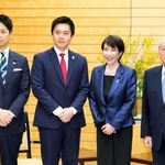 　党首会談に臨む高市首相（中央右）と日本維新の会の吉村代表（同左）ら＝２月１８日、首相官邸