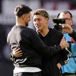 　フライブルク戦を前に関係者とあいさつを交わすアイントラハト・フランクフルトの堂安律（中央）＝１日、フランクフルト（ゲッティ＝共同）