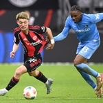 　フライブルク戦で競り合うＥフランクフルトの堂安（左）＝フランクフルト（共同）