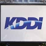 　ＫＤＤＩの看板＝東京都新宿区