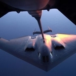 　空中給油を受ける米空軍のＢ２ステルス爆撃機＝２００６年７月（ＡＰ＝共同）