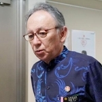 　記者団の取材に応じる沖縄県の玉城デニー知事＝２日午前、沖縄県庁