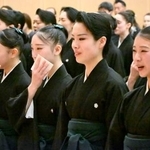 　宝塚音楽学校の卒業式で涙ぐむ第１１２期生＝２日午前、兵庫県宝塚市