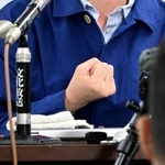 　要望書提出後に記者会見する女性検事＝２日午前、東京・霞が関の司法記者クラブ