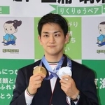 　愛知県東海市役所を訪れ、メダルを手に写真に納まる「りくりゅう」ペアの木原龍一選手＝２日午後