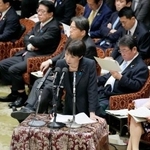 　衆院予算委で答弁する高市首相（中央）＝２日午後
