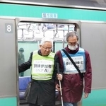 　視覚障害者が安全に電車に乗るための訓練で、白杖を使う参加者＝２日午後、ＪＲ品川駅