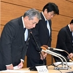 　男性職員が労災認定を受けたとして、謝罪するＪＡおきなわの安谷屋行正理事長（左）ら＝２日午後、那覇市