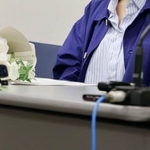 　性犯罪被害者らを対象にしたアンケートの結果について記者会見する女性検事＝２日午後、東京都内