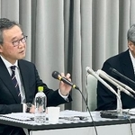 　記者会見する三菱マヒンドラ農機の斎藤徹社長（左）ら＝２日午後、松江市