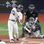 　５回日本代表１死、吉田が右越えに本塁打を放つ。捕手森友＝京セラドーム