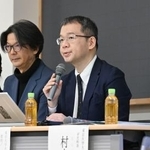 　大江健三郎さんが東京大在学中に執筆した未発表小説について記者会見する東京大の阿部賢一教授（左から３人目）ら＝２日午後、東京・本郷の東京大