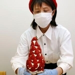 　道の駅「大和路へぐり」の奈良県産イチゴ「古都華」を使用した大きなパフェ＝２月、奈良県平群町