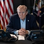 　２日に公開された、対イラン軍事作戦を見守るトランプ米大統領の写真（ホワイトハウス提供・ゲッティ＝共同）