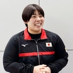 　柔道のグランドスラム・タシケント大会から帰国し、笑顔で取材に応じる素根輝＝３日、成田空港