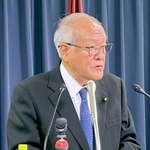 　記者会見する自民党の鈴木幹事長＝３日午前、東京・永田町