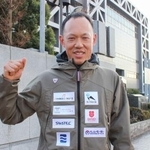 　ガッツポーズをするパラアルペンの小池岳太＝１月、東京都北区