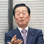 　記者団の取材に応じる中道改革連合の小沢一郎元衆院議員＝３日午後、東京都千代田区