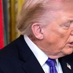 　２日、米ホワイトハウスで式典に参加したトランプ大統領。首に発疹のようなものが見える（ロイター＝共同）