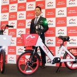 　ドコモ・バイクシェアが年内に導入する電動バイク（右）と新しい電動アシスト付き自転車（左）＝３日午前、東京都品川区