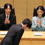 　日本学術振興会が設けた「育志賞」の授賞式に出席された秋篠宮ご夫妻＝３日午前、東京・上野の日本学士院会館