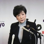 　記者団の取材に応じる東京都の小池百合子知事＝３日午後、都庁