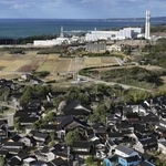 　北陸電力志賀原発（奥）＝２０２４年１２月、石川県志賀町