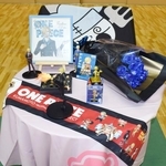 　キャラクター・サンジの誕生日を祝福して置かれた漫画「ＯＮＥ　ＰＩＥＣＥ」のフィギュアなど＝３日午前、熊本県益城町