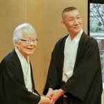 　下鴨神社の宮司交代が発表され、握手する前宮司の新木直人氏（左）と新宮司の友田重臣氏＝３日午後、京都市左京区