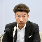 　記者会見する山内ミヨ子さんの長男広太郎さん＝３日午後、鹿児島市