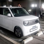 　急速充電器を使用して充電するホンダの電気自動車（ＥＶ）＝３日午後、さいたま市