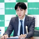 　記者会見する佐賀県弁護士会の出口聡一郎会長＝３日午後、佐賀市