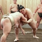 　藤ノ川との稽古で汗を流す大の里（右）＝大阪府東大阪市の二所ノ関部屋宿舎