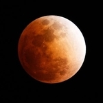 　宮崎県日南市で見られた皆既月食＝３日午後８時１０分（２秒露光、赤道儀使用）