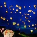 　台湾北部の新北市平渓で夜空に放たれたランタン＝３日（共同）