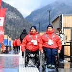 　ミラノ・コルティナ冬季パラリンピックの選手村を移動するアルペンスキー男子座位の森井大輝（右）と鈴木猛史＝３日、イタリア・コルティナダンペッツォ（共同）